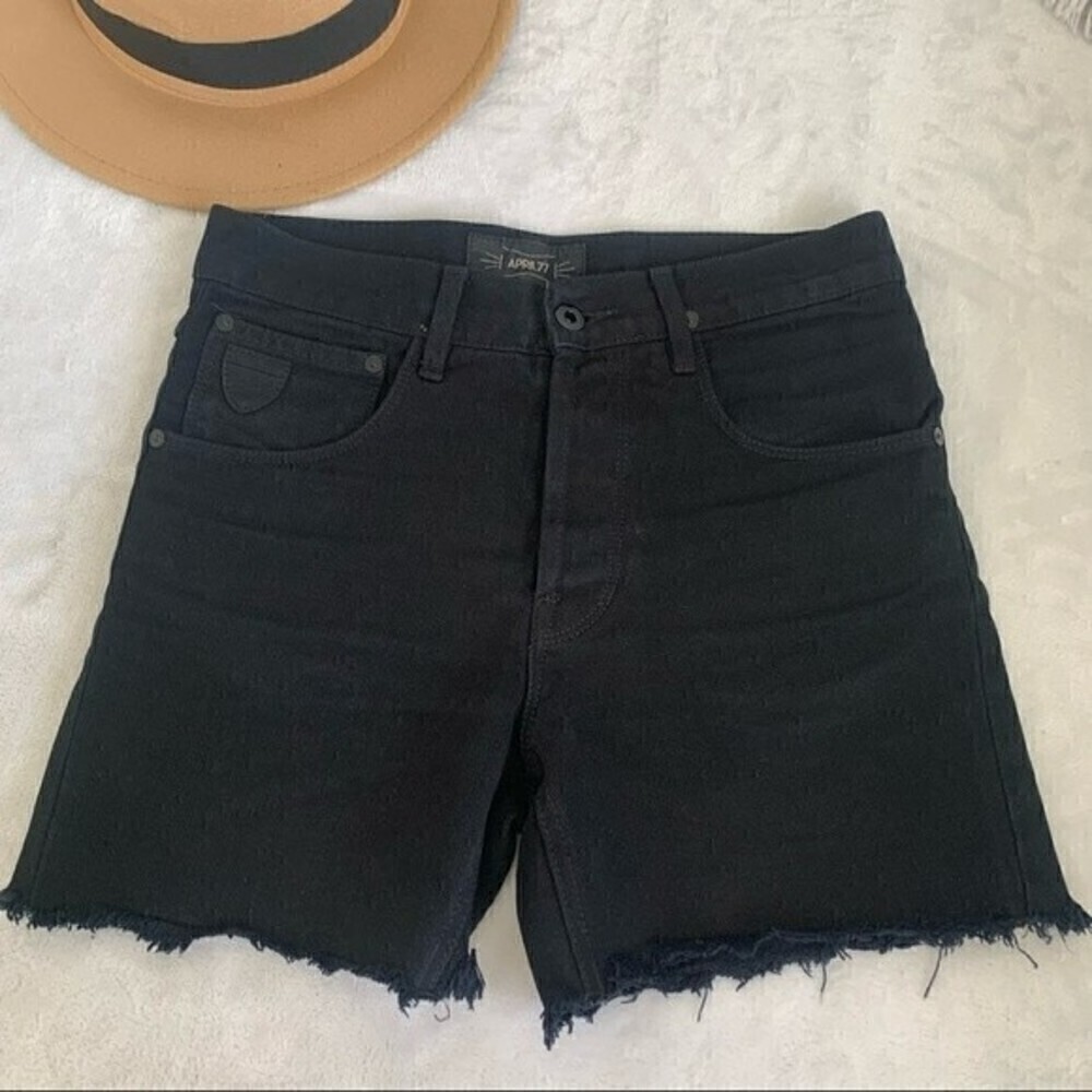 butterfly buttons HIGH RISE black denim Jean shorts size 25 raw hem 𝅺APRIL77